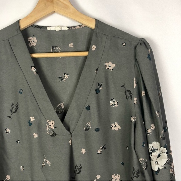 Maurices Gray & Pink Floral V-Neck Long Sleeve Blouse XS - Picture 3 of 3